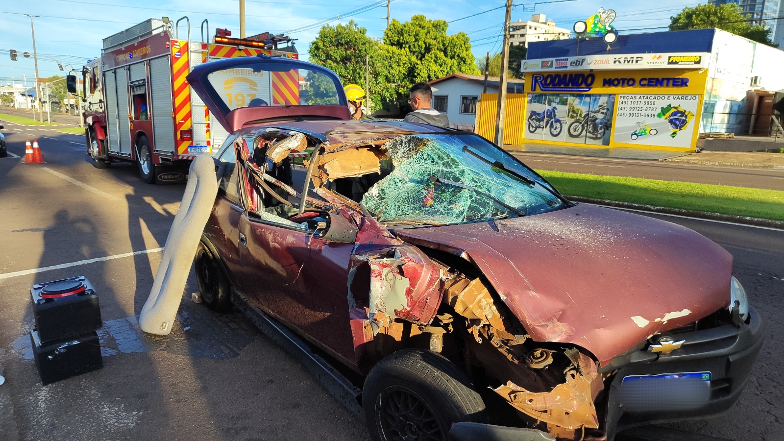 Passageira fica encarcerada após Corsa colidir em caminhão estacionado