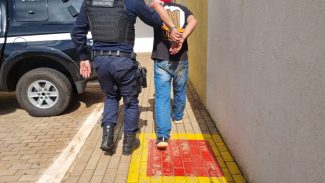 Um celular e uma carteira: GM detém homem envolvido em roubo com agressão no centro de Cascavel