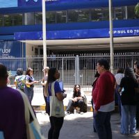 Estudantes chegam cedo para o Enem e relatam superação e confiança Imagem referente a Estudantes chegam cedo para o Enem e relatam superação e confiança