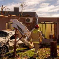 Imagem referente a Cidade devastada por tornado tem 2 mil sem luz; 32 seguem internados