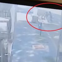 Imagem referente a Veja por outro ângulo: Câmera mostra de perto roubo seguido de agressão em Cascavel
