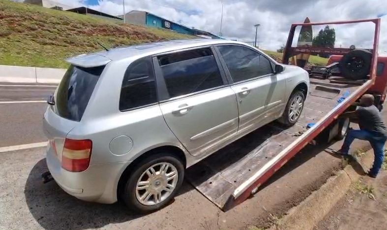 Em chamas: Motor de Fiat Stilo pega fogo na PRc-467 em Cascavel