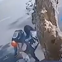 Imagem referente a Na covardia: Novas imagens mostram vítima sendo agredida a chutes e socos em Cascavel