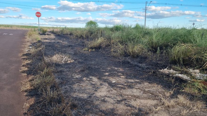 Incêndio em vegetação é registrado na Rua Grande Sertão