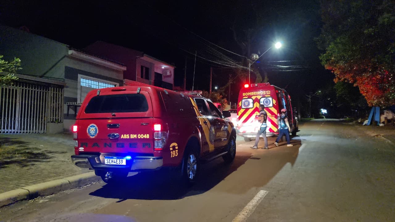 Homem cai da escada enquanto enfeitava a casa para o Natal