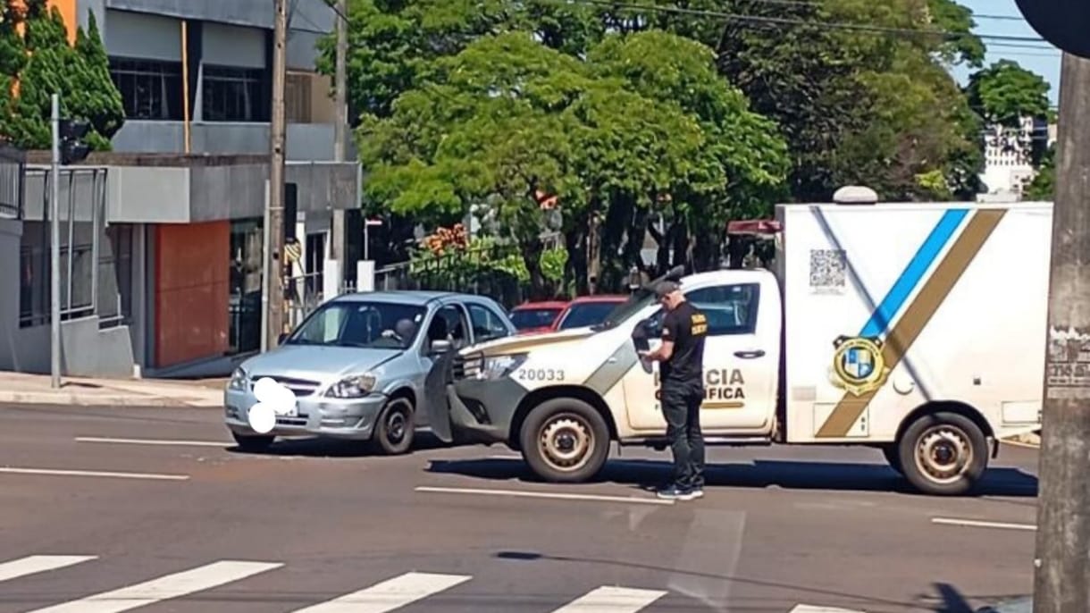 Viatura da Polícia Científica bate em Celta no cruzamento da Avenida Carlos Gomes e Rua Vitória