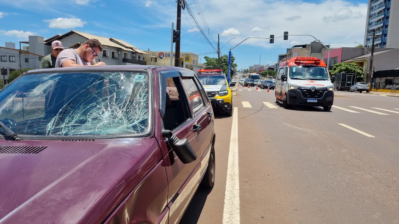 Mulher fica ferida ao ser atropelada por Fiat Uno na Avenida Carlos Gomes
