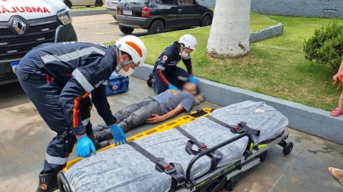 Jovem, de 27 anos, é socorrido após colisão entre carro e moto no Parque São Paulo Imagem referente a Jovem, de 27 anos, é socorrido após colisão entre carro e moto no Parque São Paulo