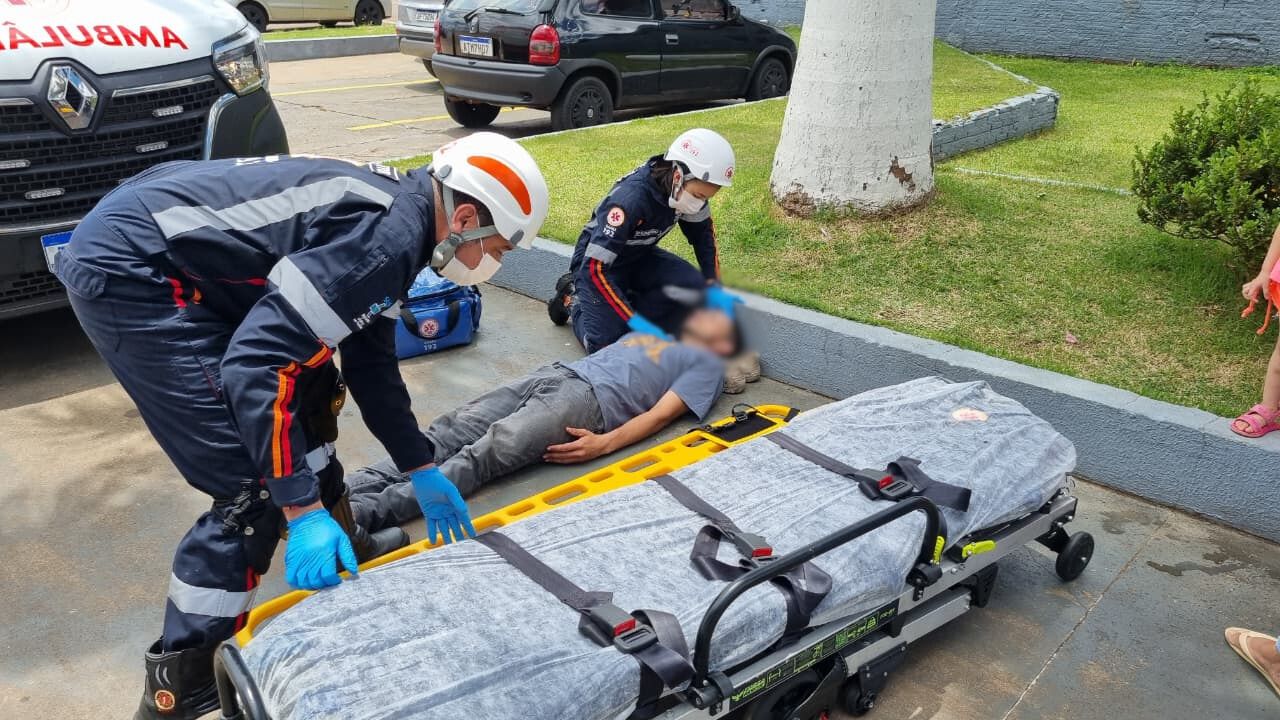 Jovem, de 27 anos, é socorrido após colisão entre carro e moto no Parque São Paulo
