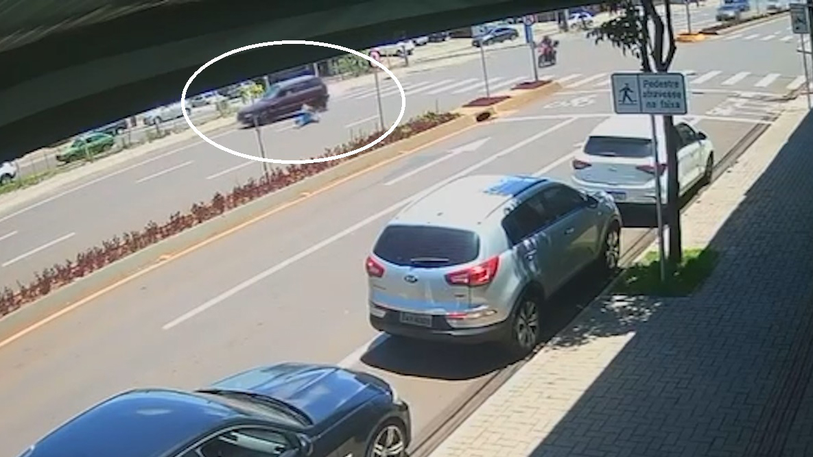 Vídeo mostra mulher sendo atropelada por Fiat Uno na Avenida Carlos Gomes, em Cascavel