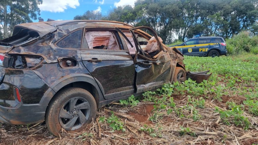 Suspeito morre após capotar Nivus roubado durante perseguição policial na BR-369, em Cascavel