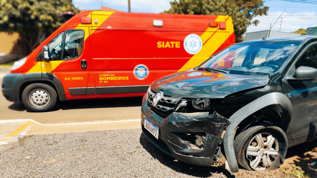 Batida forte entre Gol e Kwid termina com um ferido e dois veículos na calçada no bairro Floresta