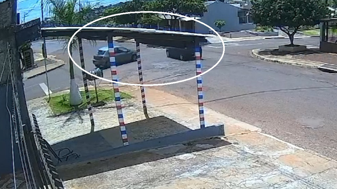 Câmera flagra Gol furando a preferencial e causando acidente que terminou com adolescente conduzido à delegacia Câmera flagra Gol furando a preferencial e causando acidente que terminou com adolescente conduzido à delegacia