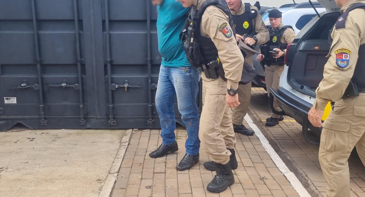 Após bater carro em árvore, homem é detido pela Polícia Militar Após bater carro em árvore, homem é detido pela Polícia Militar