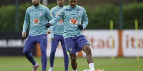 Seleção realiza primeiro treino para amistosos na Europa Imagem referente a Seleção realiza primeiro treino para amistosos na Europa