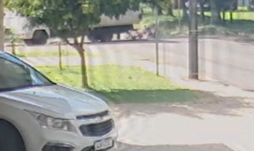 Câmera flagra moto voando após colisão com caminhão no Bairro Alto Alegre