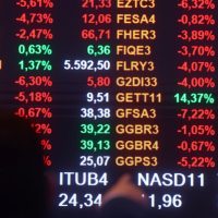 Imagem referente a Bolsa sobe pela 14ª vez seguida e ultrapassa os 155 mil pontos