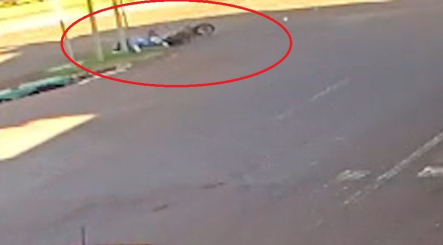 Vídeo mostra motociclista sendo arremessada contra placa após colisão contra viatura da PM