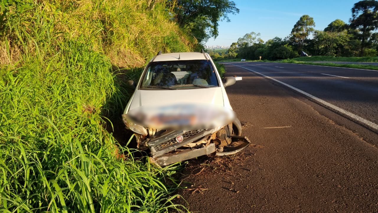 Fiat Strada bate em barranco após problema mecânico na BR-163 em Cascavel