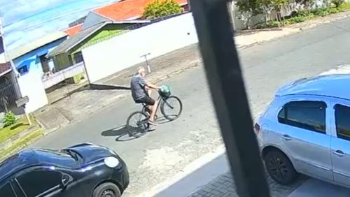 Tragédia! Idoso morre após cair de bicicleta e queda é flagrada por câmera; Veja o vídeo