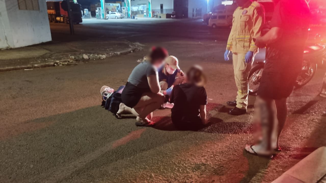 Ciclista é socorrida pelo Siate após colidir contra moto no Bairro Brasília Ciclista é socorrida pelo Siate após colidir contra moto no Bairro Brasília