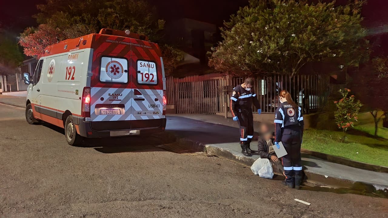 Com a cabeça sangrando, homem é socorrido pelo Samu após sofrer queda na Rua Natal Com a cabeça sangrando, homem é socorrido pelo Samu após sofrer queda na Rua Natal