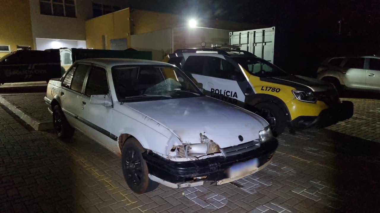 Monza suspeito foge da PM, é abandonado e revela carga misteriosa Monza suspeito foge da PM, é abandonado e revela carga misteriosa