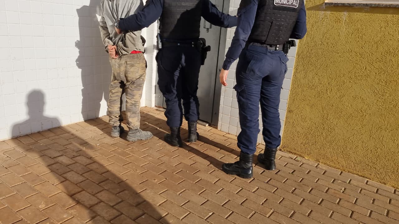 Vereador Madril e Guarda Municipal prendem foragido e acham 82g de maconha Vereador Madril e Guarda Municipal prendem foragido e acham 82g de maconha