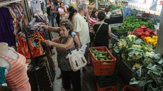 INPC recua para 0,03% em outubro e acumula 4,49% em 12 meses INPC recua para 0,03% em outubro e acumula 4,49% em 12 meses