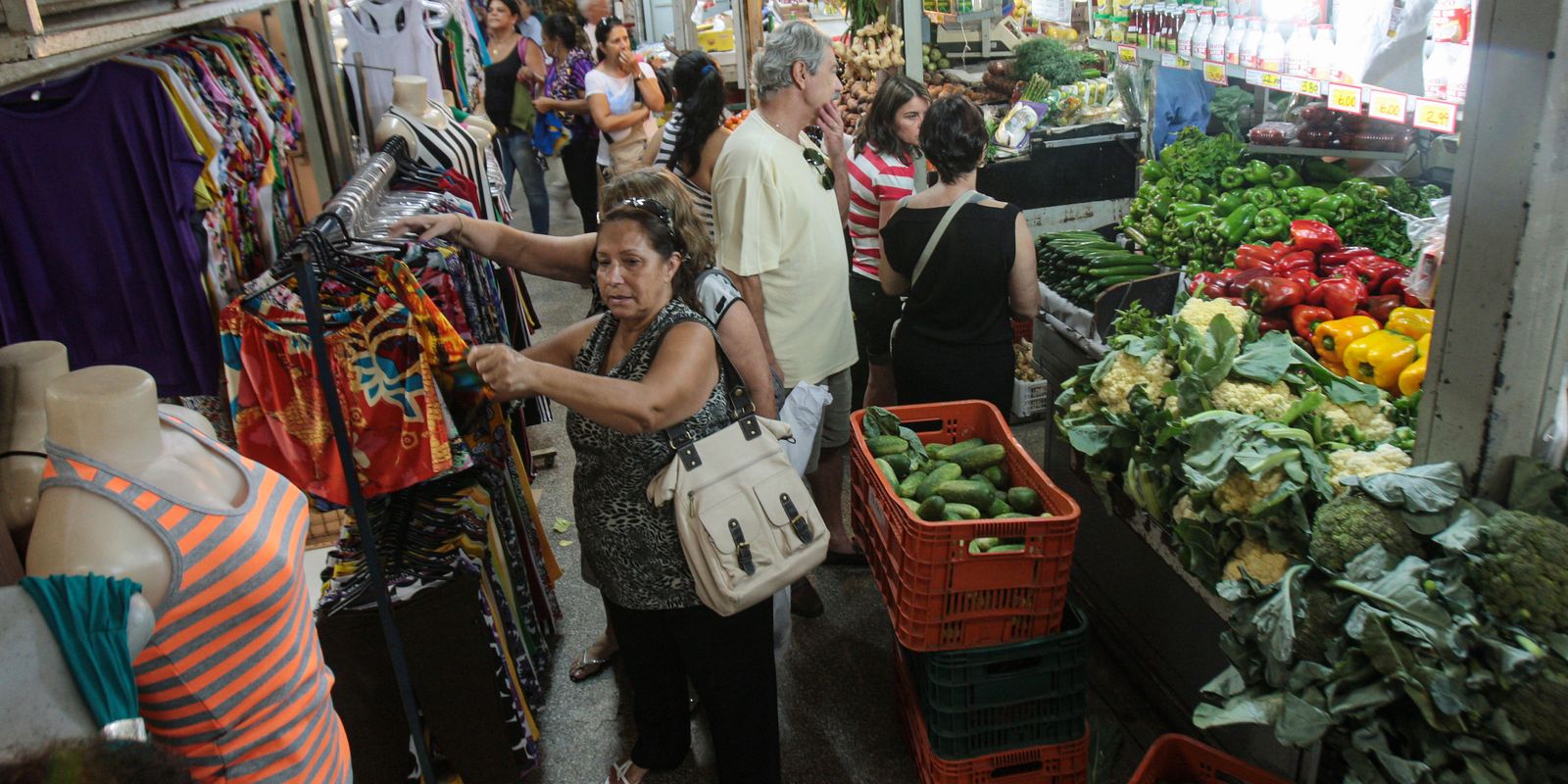 INPC recua para 0,03% em outubro e acumula 4,49% em 12 meses INPC recua para 0,03% em outubro e acumula 4,49% em 12 meses