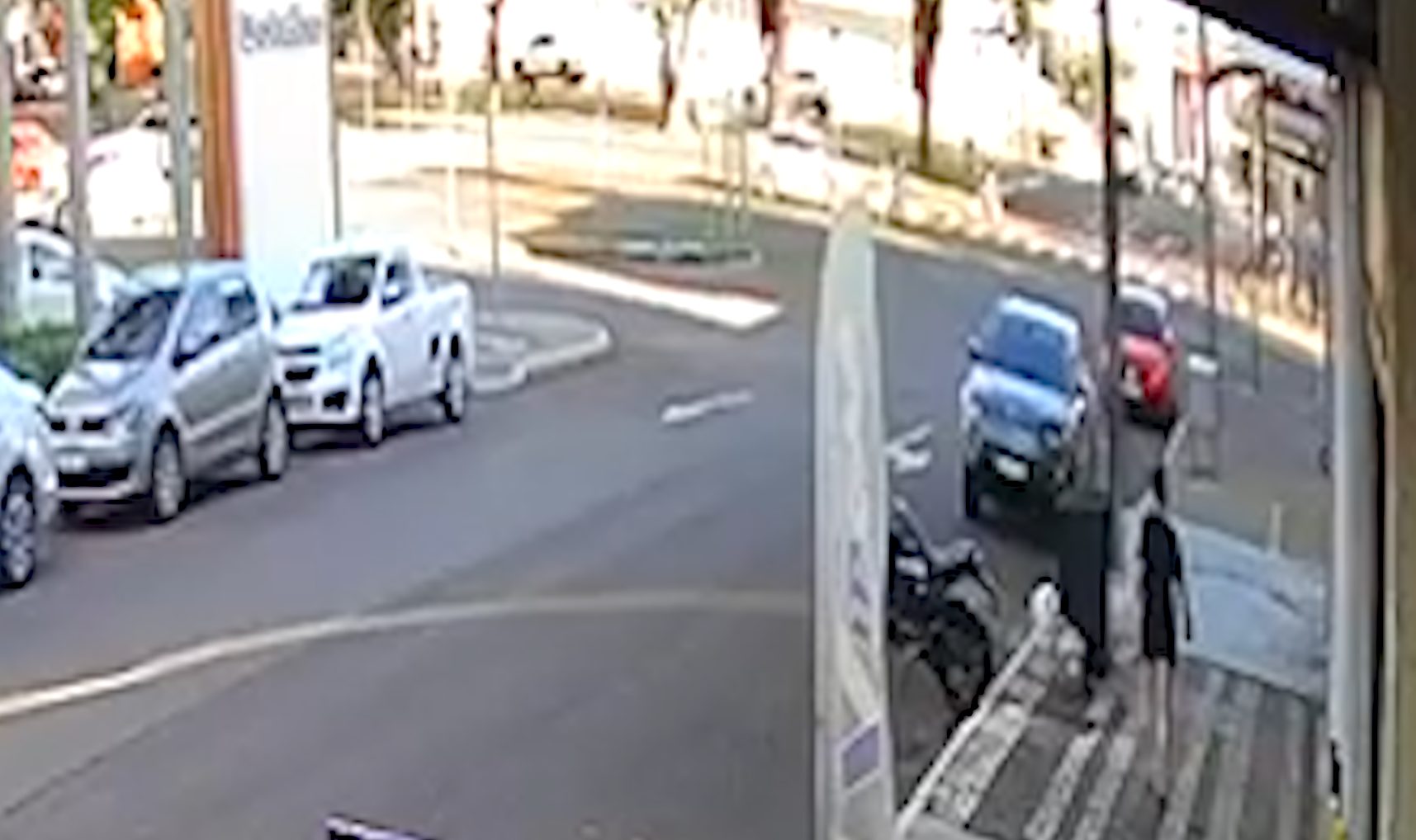 Vídeo mostra momento em que viatura da PM atinge motociclista na Avenida Brasil Vídeo mostra momento em que viatura da PM atinge motociclista na Avenida Brasil
