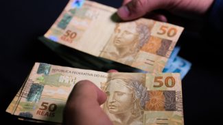 Brasileiros sacaram R$ 455,68 milhões esquecidos em bancos em setembro Brasileiros sacaram R$ 455,68 milhões esquecidos em bancos em setembro