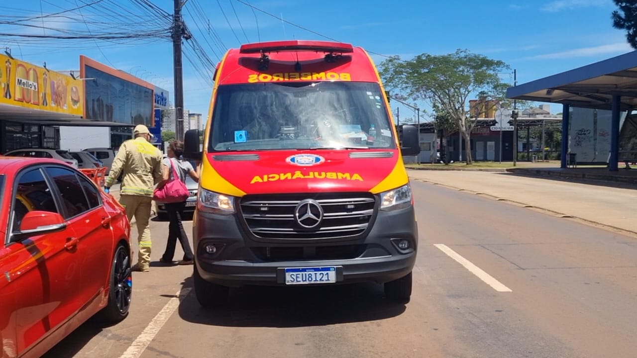 Mulher é atropelada por carro que saía da garagem, na Avenida Brasil Mulher é atropelada por carro que saía da garagem, na Avenida Brasil