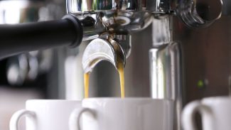 Estudo diz que café reduz risco de recorrência de arritmia cardíaca Estudo diz que café reduz risco de recorrência de arritmia cardíaca