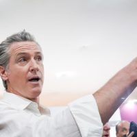 Imagem referente a Governador democrata da Califórnia critica ausência dos EUA na COP30