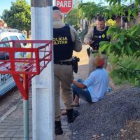 Imagem referente a Homem que espancou vizinho com pedaço de pau é detido pela PM no Bairro XIV de Novembro