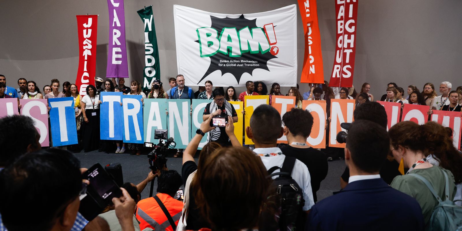 Ativistas protestam por transição justa e financiamento climático Ativistas protestam por transição justa e financiamento climático