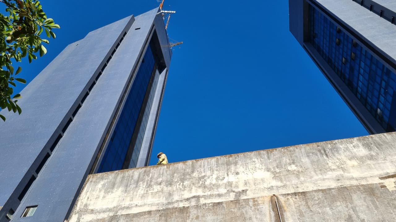 Resgate em altura: Bombeiros realizam salvamento em prédio no Centro de Cascavel