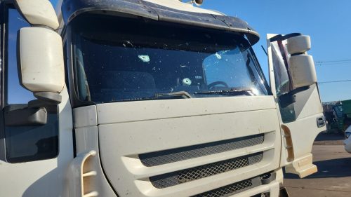 Tiros e fuga: tentativa de assalto a caminhão termina em abandono na BR 369 Tiros e fuga: tentativa de assalto a caminhão termina em abandono na BR 369