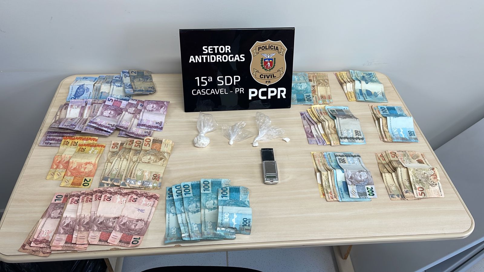 Casal de traficantes é preso no Julieta Bueno com cocaína e alta soma em dinheiro vivo