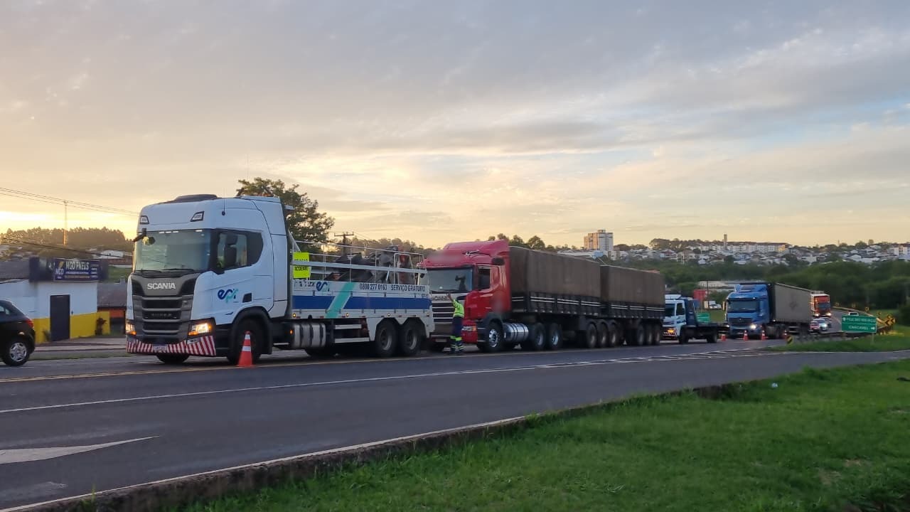 Fila quilométrica: Problema mecânico em caminhão interdita faixa da BR-277 em Cascavel