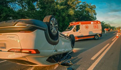 SAMU de Cascavel atende vítima de capotamento durante retorno de transferência SAMU de Cascavel atende vítima de capotamento durante retorno de transferência