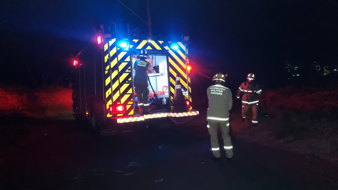 Bombeiros são chamados para combater incêndio em vegetação ao lado do Fórum Eleitoral de Cascavel Bombeiros são chamados para combater incêndio em vegetação ao lado do Fórum Eleitoral de Cascavel