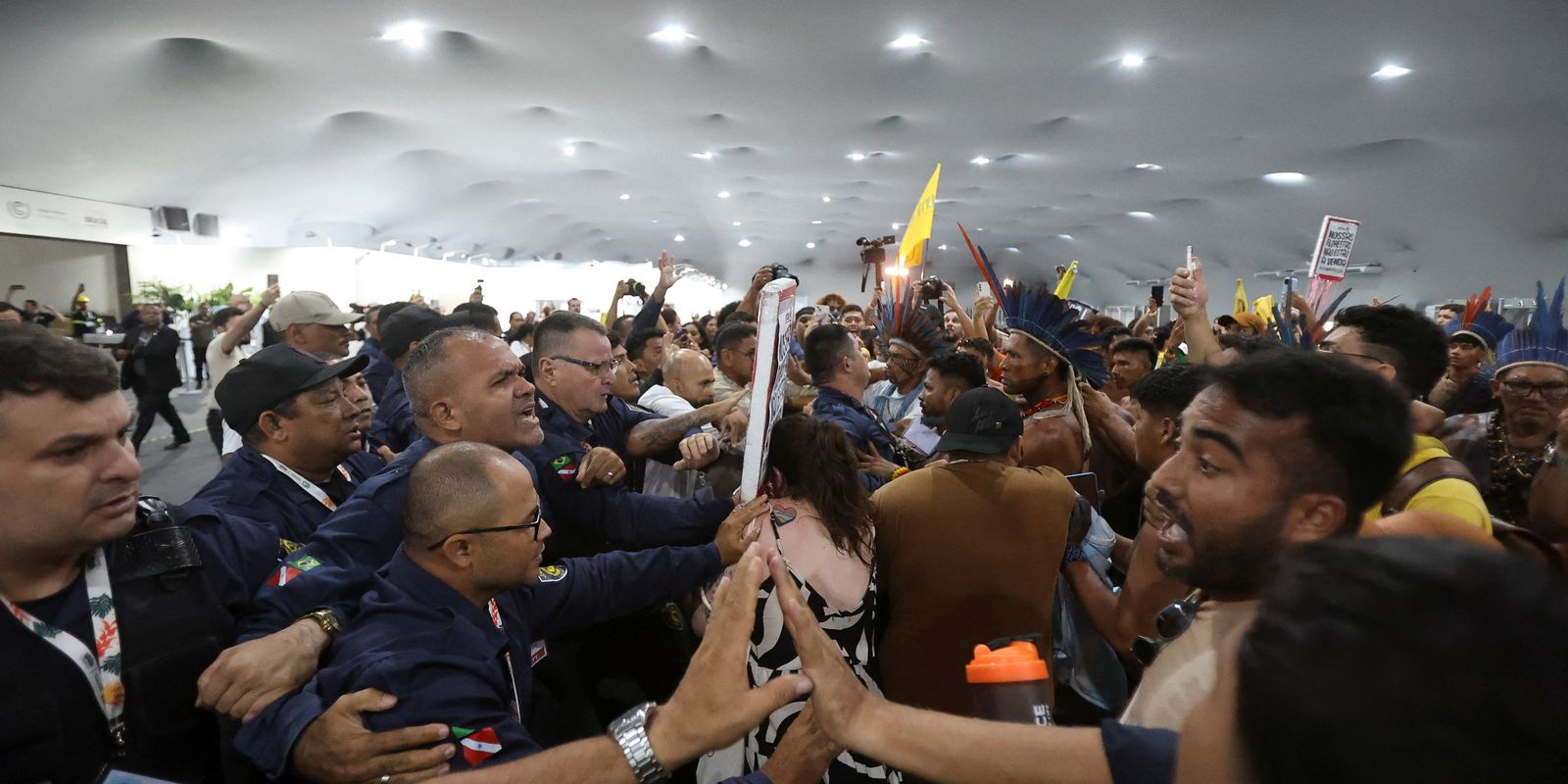 COP30: Manifestantes confrontam segurança para entrar em área restrita COP30: Manifestantes confrontam segurança para entrar em área restrita