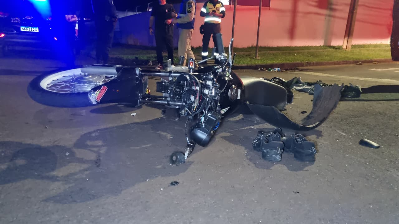 Fuga alucinada termina em tombo, suspeita de fratura e moto apreendida no Bairro Neva Fuga alucinada termina em tombo, suspeita de fratura e moto apreendida no Bairro Neva