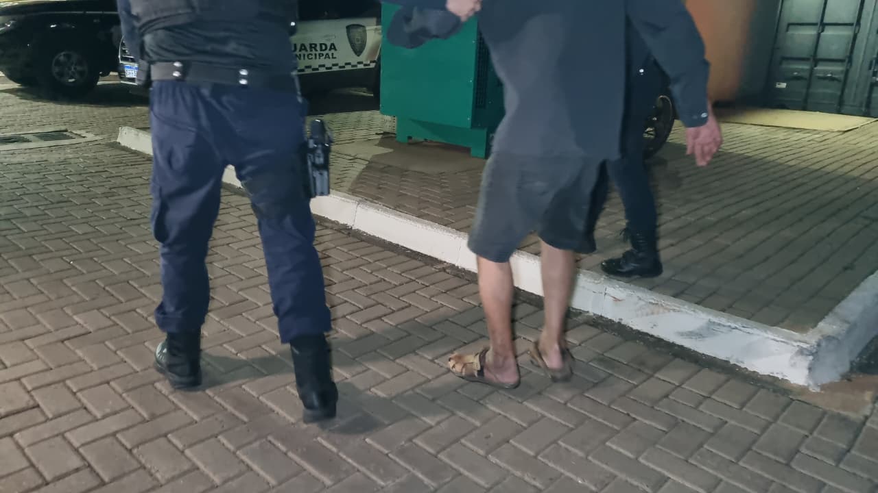 Idoso é levado à Delegacia após ameaçar os vizinhos com facão no Bairro Cascavel Velho Idoso é levado à Delegacia após ameaçar os vizinhos com facão no Bairro Cascavel Velho
