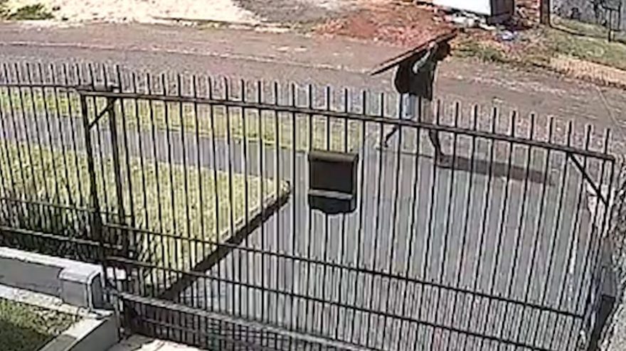 Câmeras flagram homem pulando portão e furtando TV no Bairro Alto Alegre