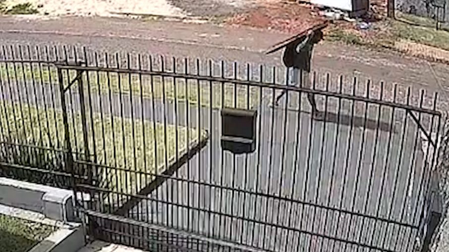 Câmeras flagram homem pulando portão e furtando TV no Bairro Alto Alegre