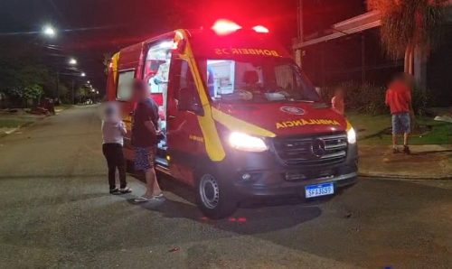 Motociclista é socorrido pelo Siate após colisão em cruzamento no Bairro Santa Cruz