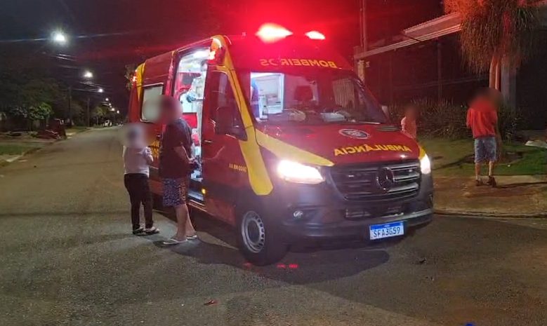 Motociclista é socorrido pelo Siate após colisão em cruzamento no Bairro Santa Cruz